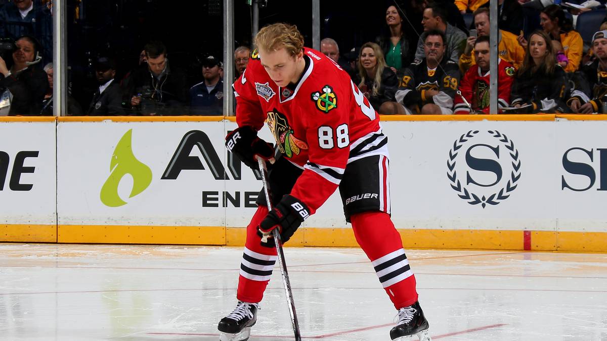 In Sachen Puckbeherrschung gibt es wohl kaum einen besseren als Patrick Kane. Aber auch in Sachen Kreativität hat der 28-Jährige etwas in petto. Unvergessen ist sein Superman-Auftritt beim All-Star Game 2012