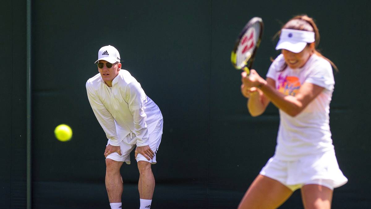 Beim Einspielen für Ivanovic' Erstrunden-Match beobachtet er jeden Schlag...
