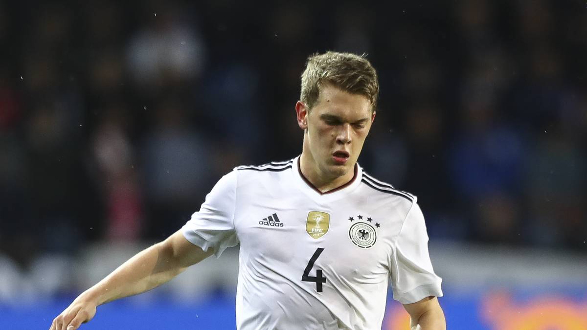 MATTHIAS GINTER: Agierte in seinem elften Länderspiel rechts in der Dreierkette. Wurde gleich einmal von Sanchez auf links gedreht und wirkte in der Folge sehr nervös. Gut fürs Selbstvertrauen: Sein Zuspiel auf Can war der Ausgangspunkt des deutschen Ausgleichstors (41.). Konnte dem Team keine Sicherheit geben. SPORT1-Note: 4