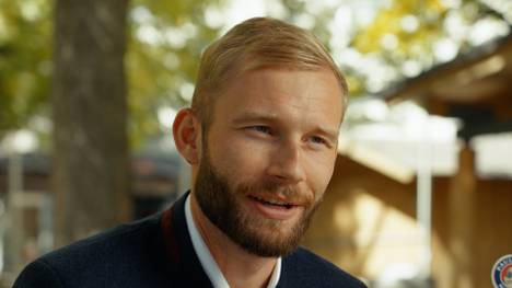 Bayerns Allzweckwaffe Konrad Laimer spricht im Interview anlässlich des Wiesn-Shootings über den Bundesliga-Auftakt gegen den VfB Stuttgart und die allgemeinen Ziele für die kommende Saison.