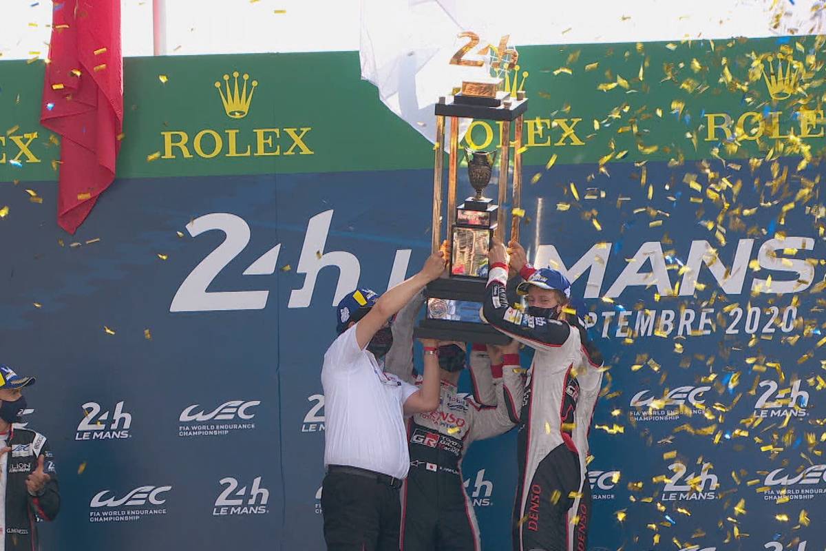 Die Schlussphase des 24-Stunden-Rennens in Le Mans hat es nochmal in sich. Am Ende triumphiert Toyota zum dritten Mal in Folge.