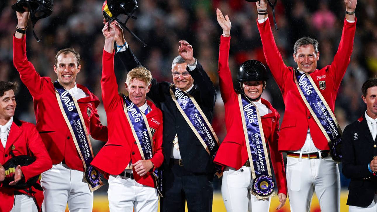 Richard Vogel, Marcus Ehning, Otto Becker, Sophie Hinners und Daniel Deusser (v.l.) bejubeln WM-Gold in Aachen