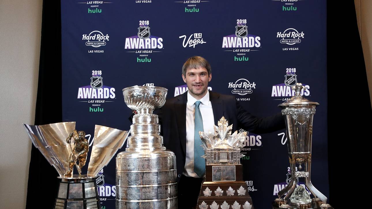 Owetschkin mit NHL-Pokal in Moskau