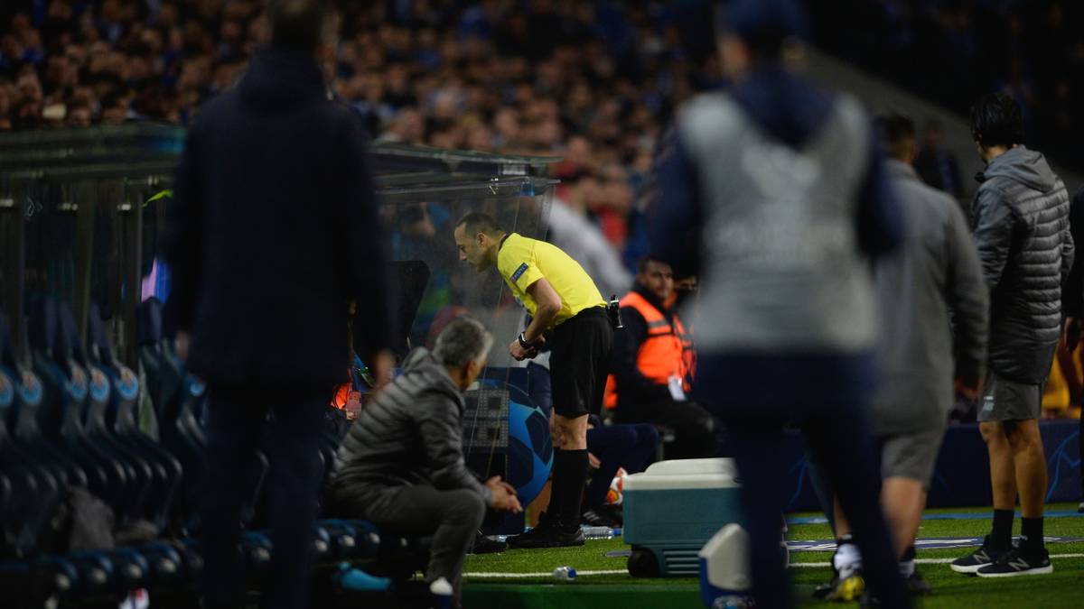 "Schande", "Diebstahl", "Albtraum": Das Achtelfinal-Aus des Vorjahres-Halbfinalisten AS Rom hat in Italien für einen Sturm der Entrüstung gesorgt. In Zentrum der Kritik stand nach dem 1:3 nach Verlängerung beim FC Porto vor allem Schiedsrichter Cüneyt Cakir. Der Türke hatte in der Verlängerung bei zwei möglichen Elfmeter-Entscheidungen den Videobeweis zur Hilfe gezogen. Während Porto einen Strafstoß zugesprochen bekam, verwehrte Cakir der Roma in der Nachspielzeit nach Ansicht der Videobilder einen Elfmeter. SPORT1 fasst die internationalen Pressestimmen zusammen