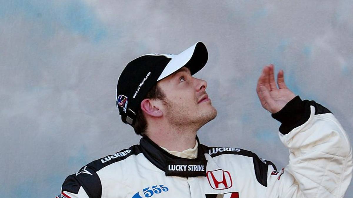 Sohn Jacques schaffte das, was seinem Vater verwehrt blieb: Er gewann 1997 im Williams den WM-Titel. Villeneuve Junior fiel zwar durch extravagantes Aussehen wie durch diverse Haarfarben und ein loses Mundwerk auf, an den Heldenstatus seines Vaters reicht er aber nicht heran. In 163 Rennen feierte er elf Siege, sein Vater nur deren sechs