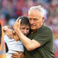Christian Streich erlebt am Samstagnachmittag sein letztes Heimspiel als Freiburg-Trainer, im Sommer hört er auf. Bei seiner Abschiedsrunde wird er noch einmal von einem Fan überrascht - bleibt aber cool.