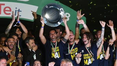 Die Spieler von Parma Calcio feiern den Aufstieg in die Serie A
