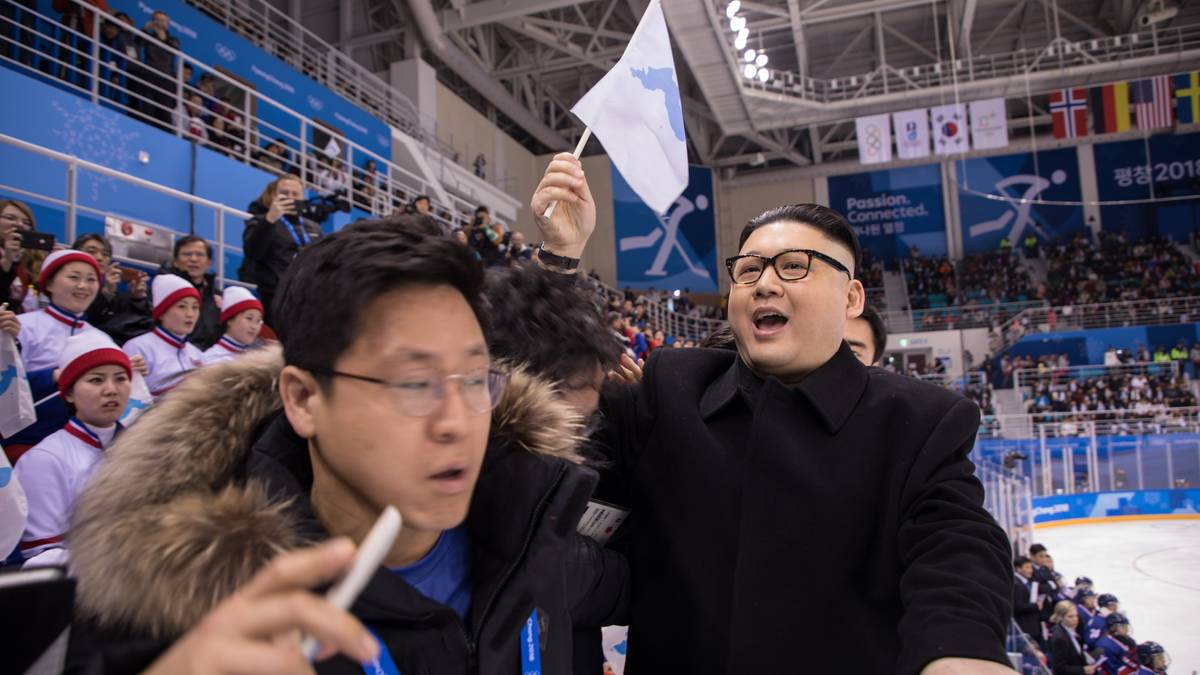 Tatsächlich handelt es sich nur um einen Doppelgänger. Südkoreanisches Security-Personal geleitet ihn recht schnell aus der Halle