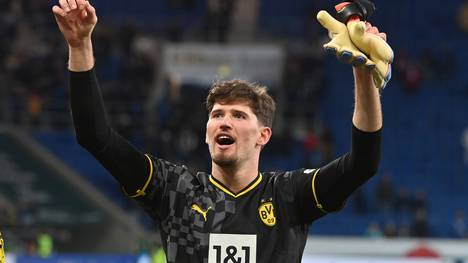 Gregor Kobel hat sich beim BVB zu einem Top-Torhüter entwickelt. Der Keeper steht längst auf der Liste zahlreicher Top-Klubs - unter anderem der FC Chelsea und Manchester United haben bereits bei seinen Beratern angeklopft. 