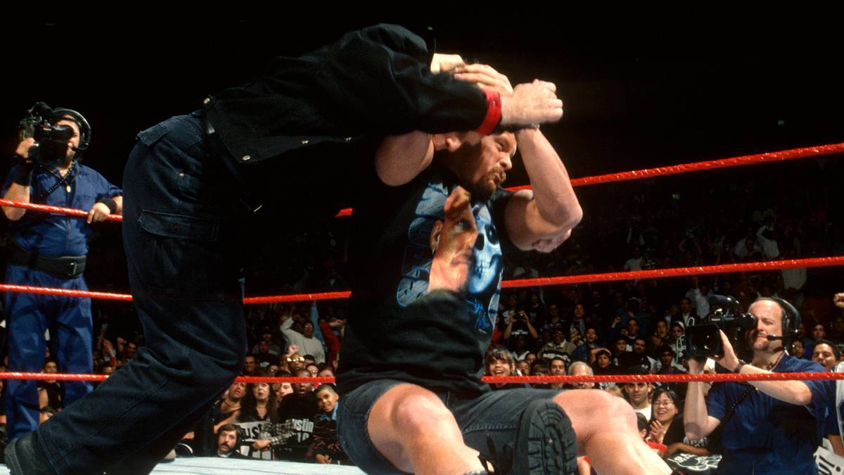 22. SEPTEMBER 1997 - Der rebellische Publikumsliebling "Stone Cold" Steve Austin pfeift auf die Aufforderung von WWF-Chef Vince McMahon sich ihm unterzuordnen - und verpasst ihm seinen Stone Cold Stunner. Daraus entwickelt sich die Mega-Fehde, die die damals heftig kriselnde Liga wieder in die Spur bringt