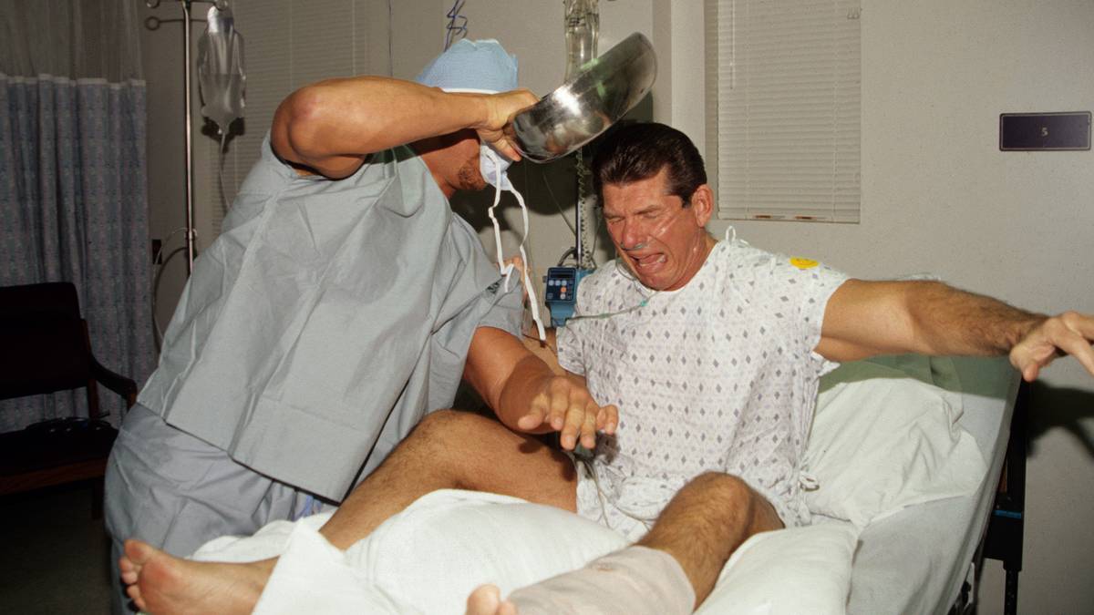 5. OKTOBER 1998 - Der definitiv komödiantische Höhepunkt der Austin-McMahon-Fehde. Austin schmuggelt sich als Arzt verkleidet in ein Krankenhaus, in das McMahon wegen einer Fußverletzung muss - und schlägt ihn mit der Bettpfanne nieder