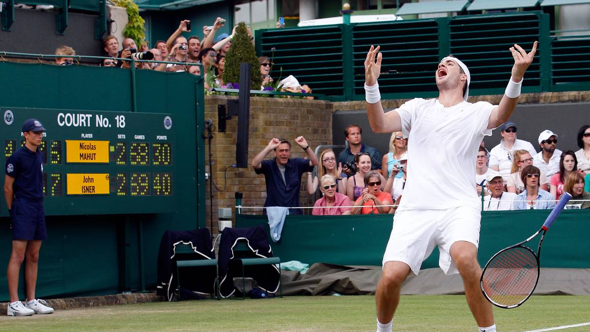 11:05 Stunden für die Ewigkeit - mehr Tennis, als John Isner und Nicolas Mahut 2010 in Wimbledon spielten, wird es in einem Match wohl nie wieder geben. Am 24. Juni vor zehn Jahren endete auf Platz 18 des All England Club das mit Abstand längste Match der Tennisgeschichte. Der US-Amerikaner Isner setzte sich am dritten Tag der einzigartigen Partie gegen den Franzosen Mahut mit 70:68 (!) im fünften Satz durch
