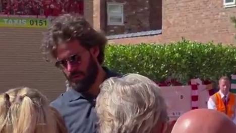 Liverpool-Torwart Alisson Becker besucht die Gedenkstätte von Diogo Jota an der Anfield Road. Als er einen schluchzenden Fan bemerkte, kam es zu rührenden Szenen.