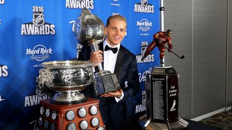 Patrick Kane von den Chicago Blackhawks präsentiert stolz die Hart Trophy für den MVP