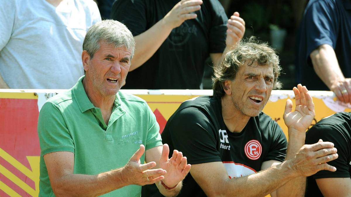 Claus Reitmaier (r., neben Friedhelm Funkel) startete nach seiner aktiven Zeit als Keeper 2007 seine Karriere als Torwarttrainer