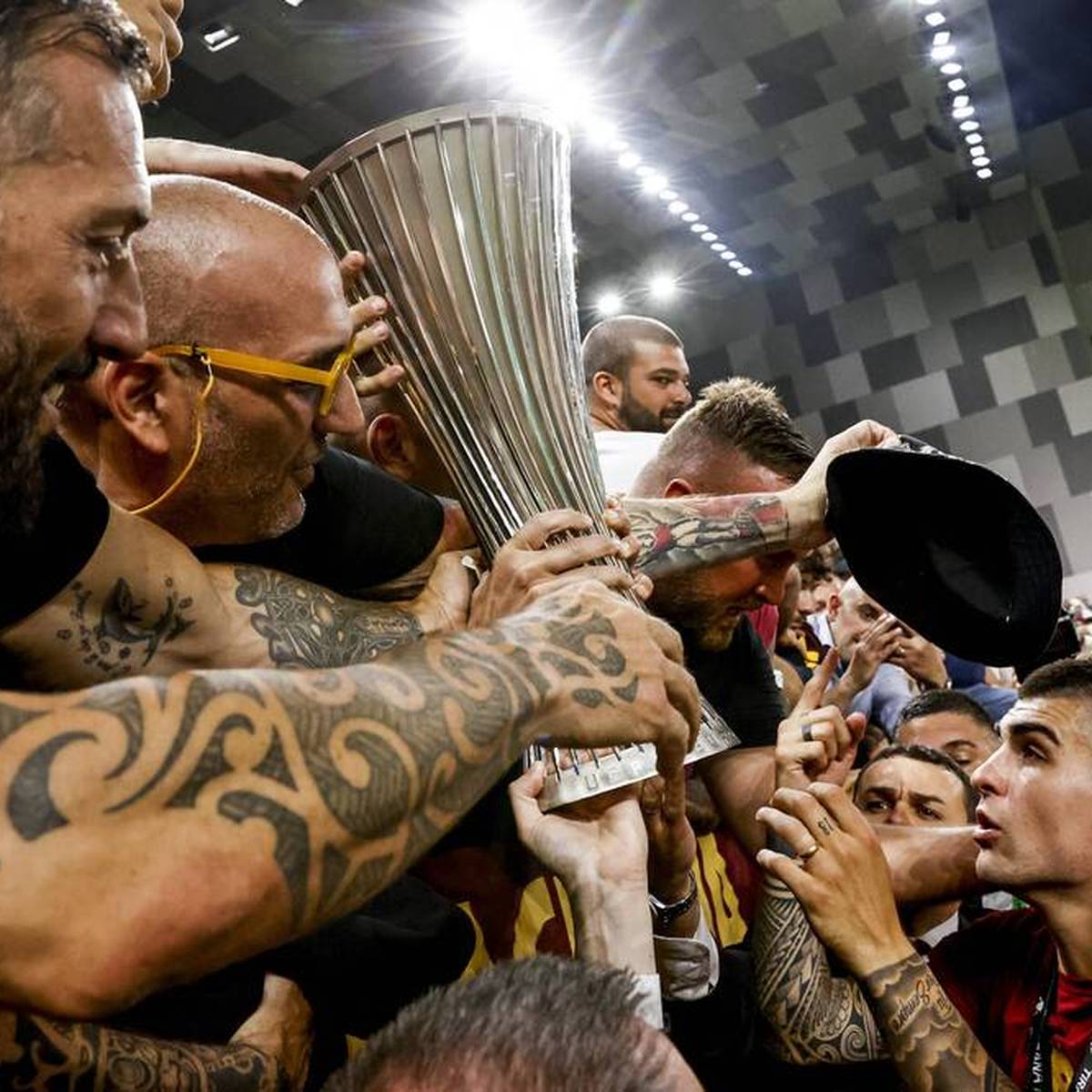 Die AS Rom schnappt sich einen internationalen Titel - und wird in der Heimat bis in die Morgenstunden gefeiert. Die Fans empfangen die Mannschaft zu Tausenden am Flughafen. 