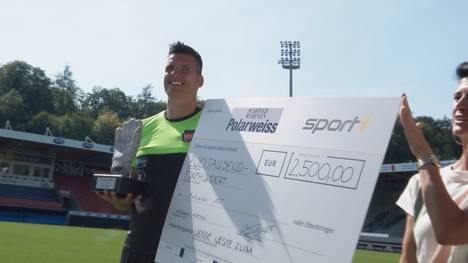 Heidenheims Torwart Kevin Müller wird von SPORT1 mit der "weißen Weste“ für die meisten zu-Null-Spiele in der Zweitligasaison 2019/20 ausgezeichnet. Das Preisgeld in Höhe von 2.500 € spendet der FCH-Keeper an eine Kinderstiftung.