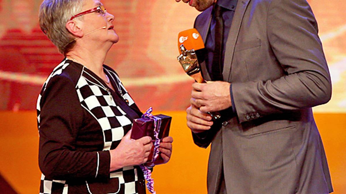 Die Sportler des Jahres-Wahl in Baden-Baden ist stets das Stelldichein der deutschen Sportelite. Deutsche Sportjournalisten haben zuvor ihre Stimmen abgegen. Zum dritten Mal in Folge wird Diskuswerfer Robert Harting Sportler des Jahres, der 2014 Europameister wird. Als er sieht, wer ihm den Award überreicht, ist der 30-Jährige erstmal richtig baff