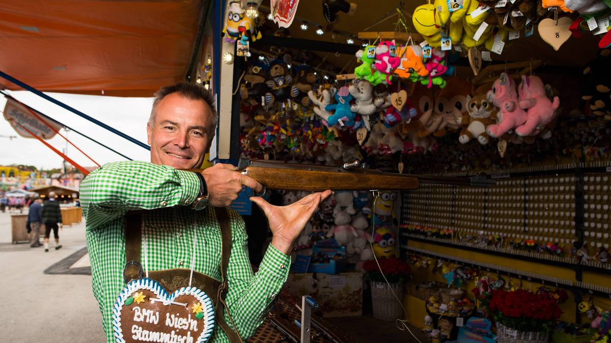 Dass er am Schießstand nichts verlernt hat, möchte der ehemalige Biathlet Sven Fischer unter Beweis stellen