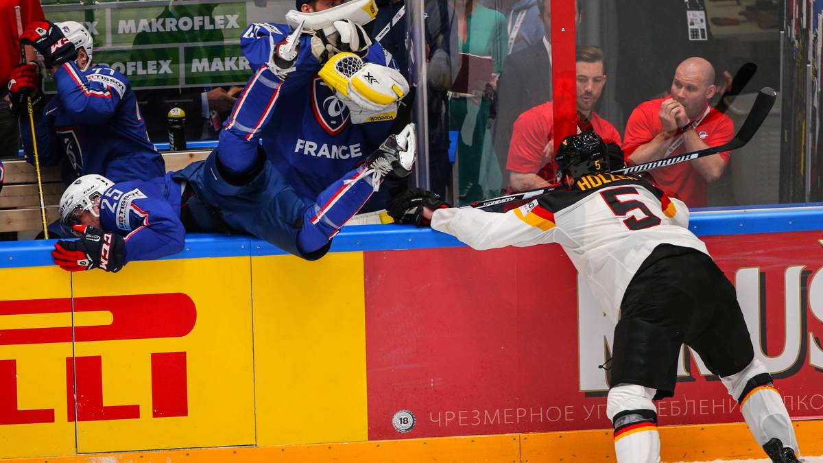 Das nennt man dann wohl abgeräumt - Korbinian Holzer befördert seinen französischen Gegenspieler kurzerhand über die Bande