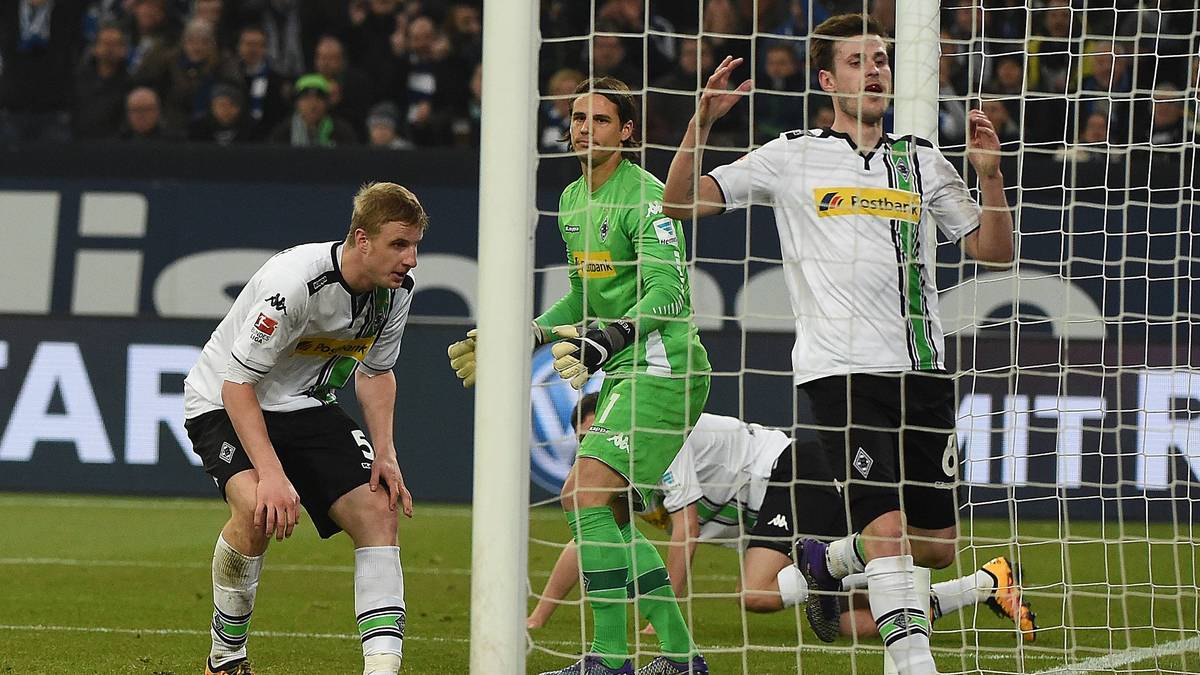 Nordtveit schießt Hinteregger an - und der Ball trudelt ins Tor