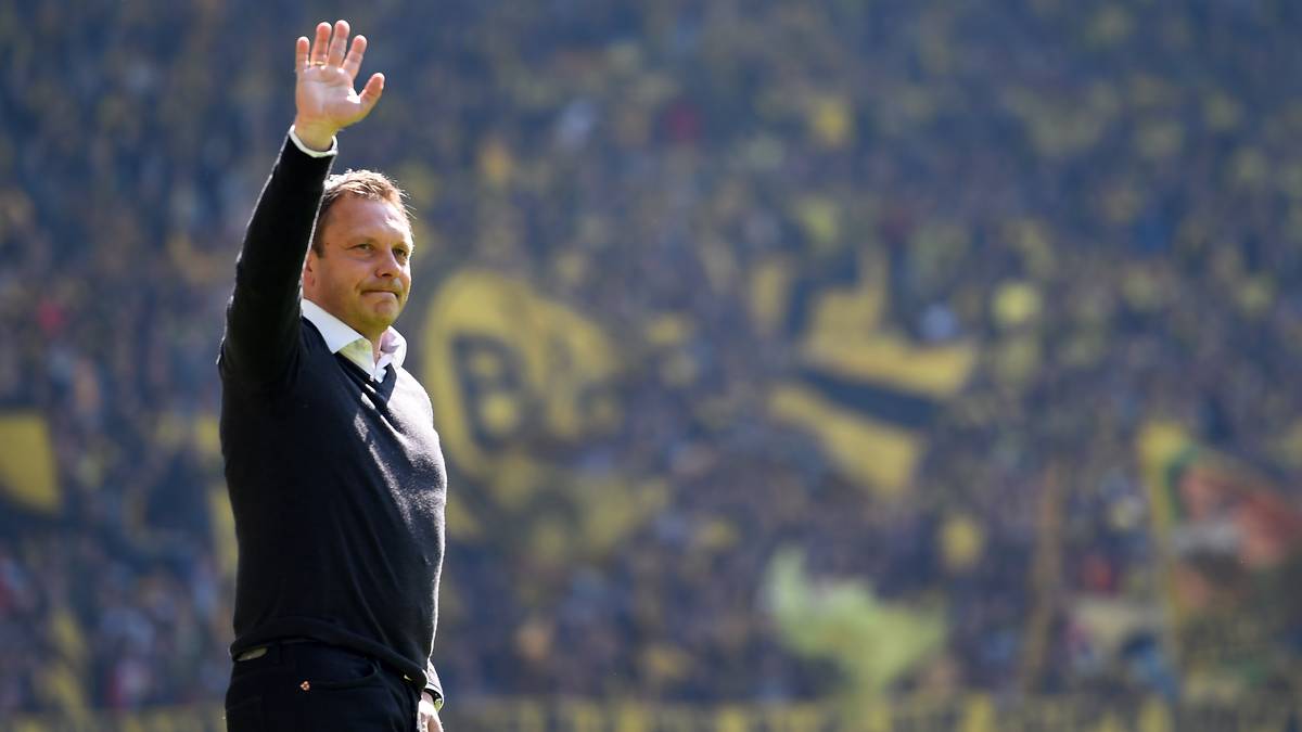 Andre Breitenreiter ist wahrscheinlich auch der beste Coach für den SC Paderborn. Breitenreiter winkt den mitgereisten Fans zu. Etwa 8000 unterstützen die Ostwestfalen im Dortmunder Stadion
