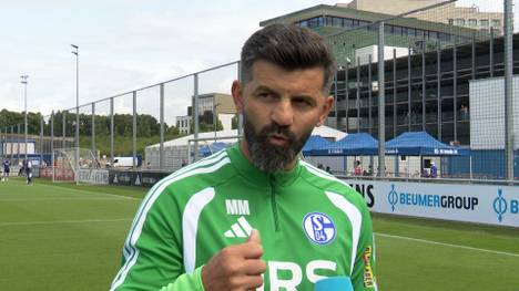 Schalkes Cheftrainer Miron Muslic blickt beim Trainingsauftakt der Knappen auf das Auftaktprogramm. Dass der FC Bayern München im ersten Schalker Heimspiel zu Gast ist, lässt den Coach noch kalt. 