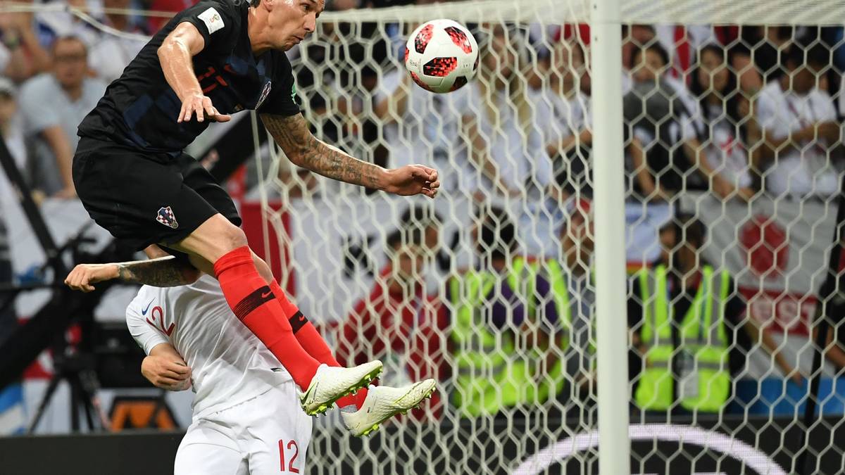 MARIO MANDZUKIC (Kroatien): Wird nicht geopfert, sondern opfert sich selbst. Für seine Mannschaft, für Kroatien, für den Titel. Sprintet auch dann noch in Räume, wenn seine Schenkel längst von Krämpfen befallen sind. Trifft mit ziemlicher Sicherheit immer in wichtigen Spielen. Das WM-Finale wäre mal wieder so eine Gelegenheit. Vorteil Kroatien - 9:7 