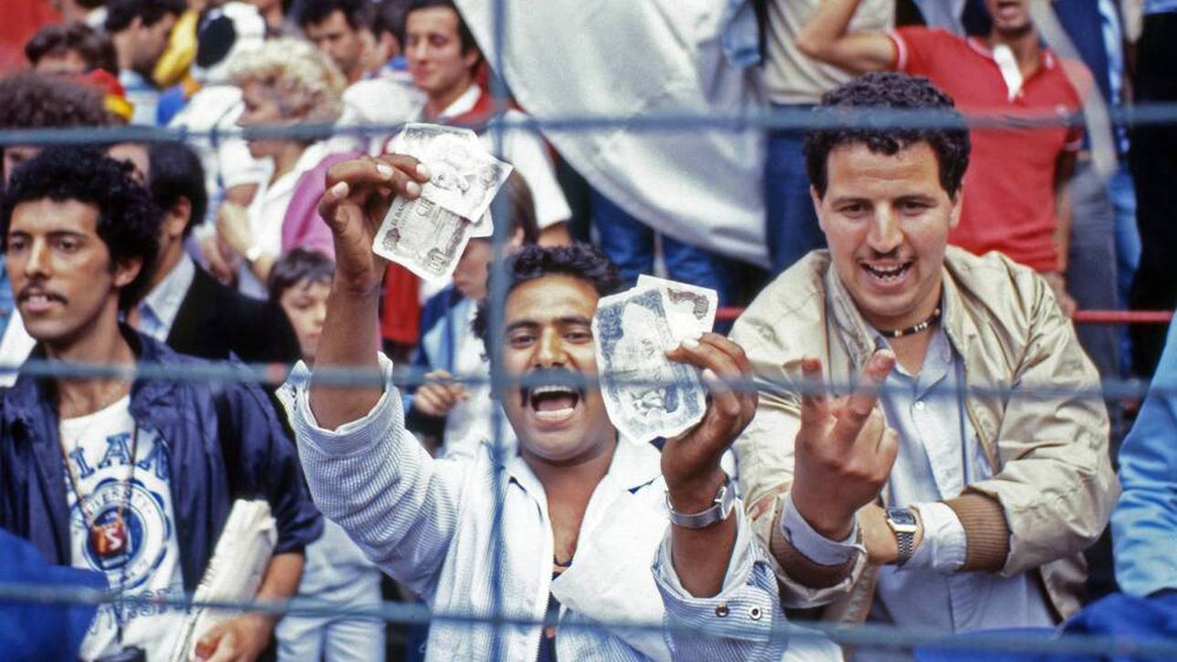 Algerische Fans wüteten mit Geldscheinen gegen das deutsch-österreichische Spiel