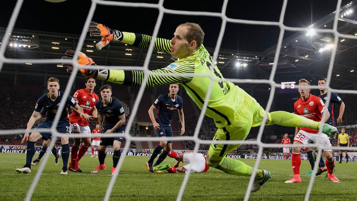 Das 2:3 in Unterzahl durch Yoshinori Muto kommt zu spät für Mainz. Nach dem Tor in der 90.+1 kommt es nur noch zu Rudelbildungen und drei gelben Karten. Stefan Ilsanker hat Glück, dass er nicht auch Rot sieht für ein ähnliches Foul wie das von Gbamin