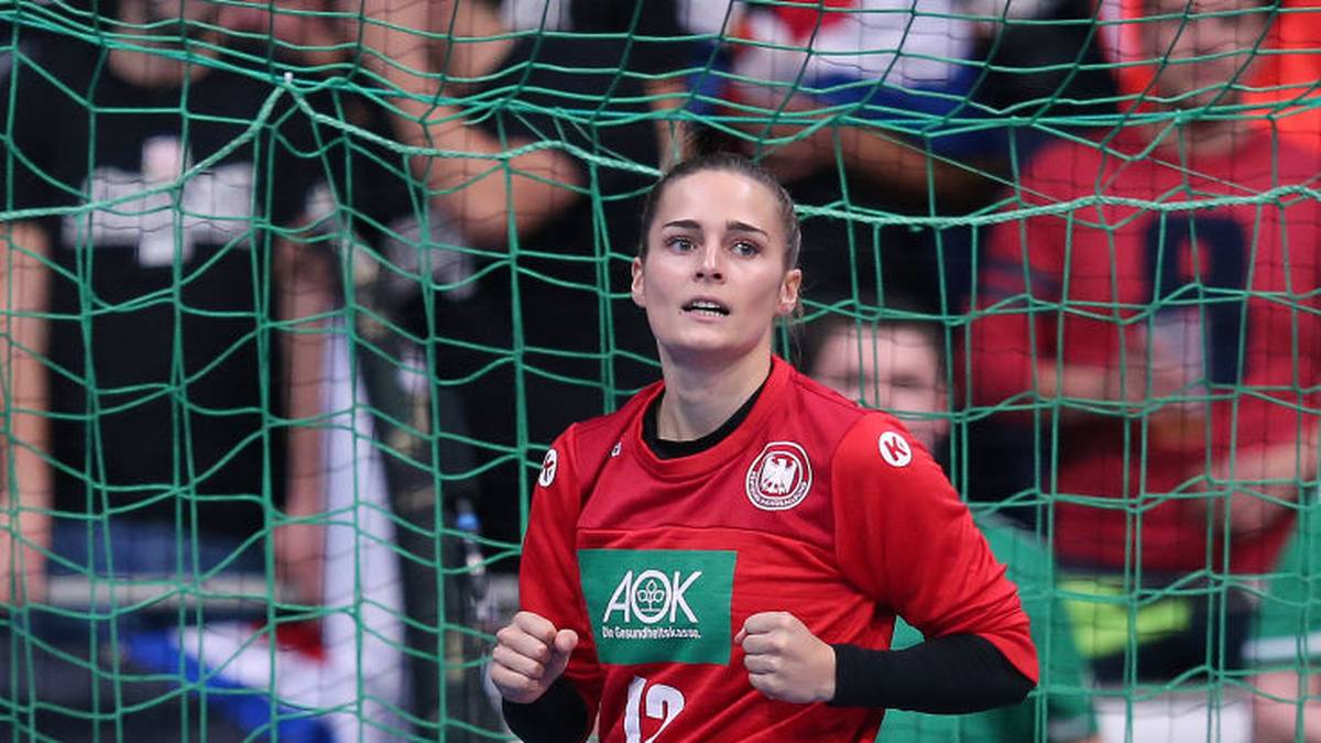 DINAH ECKERLE (Tor) - Die Torhüterin von der SG BBM Bietigheim überzeugte zum Auftakt gegen Brasilien. Privat hat sie eine große Schwäche für Tattoos. "Ich hatte einige Jahre, da war ich Monate am Stück beim Tätowierer", verriet sie dem "SWR"   