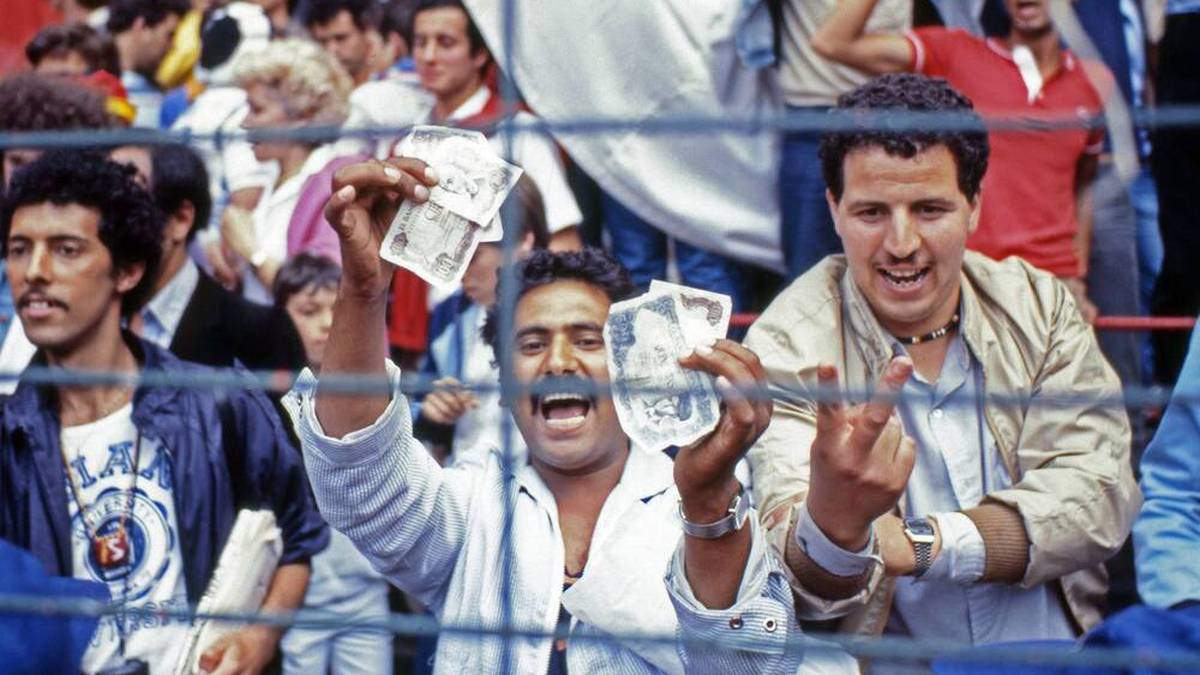 Algerische Fans wüteten mit Geldscheinen gegen das deutsch-österreichische Spiel