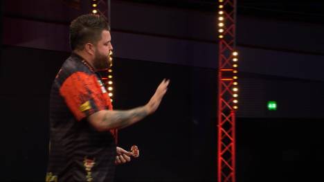 Weltmeister Michael Smith hat in der ersten Runde der European Darts Championship keine Mühe gegen Raymond van Barneveld.