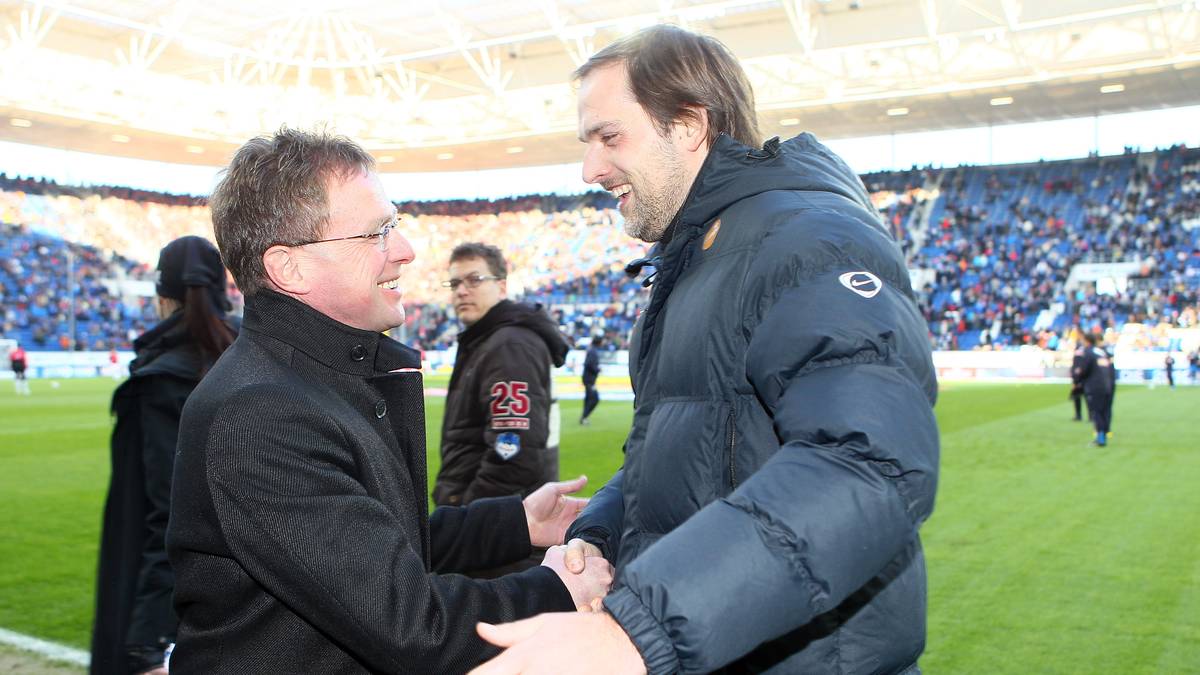 So soll er mit Schalke verhandelt haben, aber die Entmachtung von Horst Heldt zur Bedingung für einen Einstieg gemacht haben. Da machten die Knappen aber nicht mit und holten stattdessen Roberto Di Matteo. Tuchels einstiger Lehrmeister Rangnick, mittlerweile Sportdirektor bei RB Leipzig, erhält von seinem Wunschtrainer eine Absage.