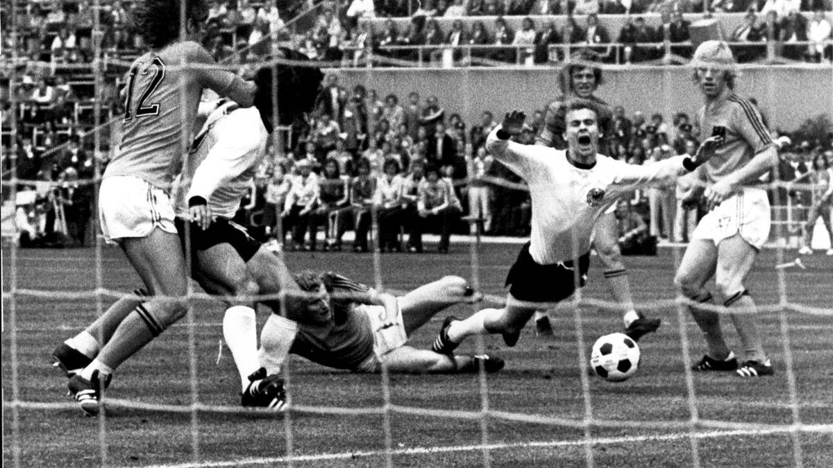 BERND HÖLZENBEIN (1974): Bernd Hölzenbeins Flugeinlage im WM-Finale 1974 beschert Deutschland den Ausgleich gegen die Niederlande. Paul Breitner verwandelt den Elfmeter sicher
