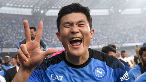 Der Wechsel von Kim Min-jae zum FC Bayern steht kurz bevor. Nach Medieninformationen sind die Ärzte des Rekordmeisters bereits in Südkorea eingetroffen, um den Medizincheck durchzuführen.