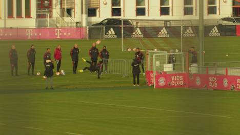 Die Bayern gehen es während der Länderspielpause gemütlich an, der Spaß im Training steht im Vordergrund. So auch bei Omar Richards: Der Bayern-Youngster sorgt für ein Trainings-Highlight.