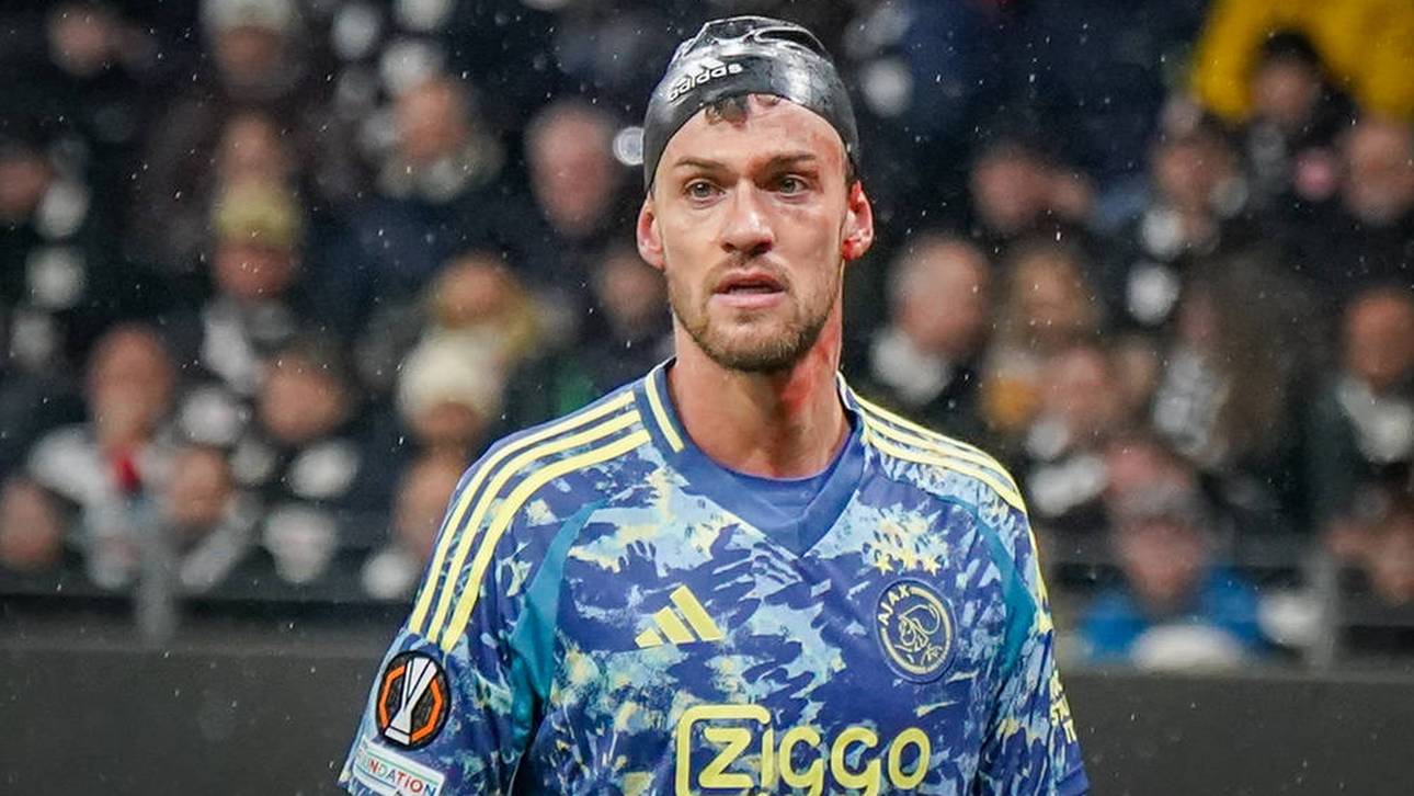 Ajax-Spieler Daniele Rugani setzte die Partie nach einem blutigen Zusammenstoß mit einer Badekappe auf dem Kopf fort