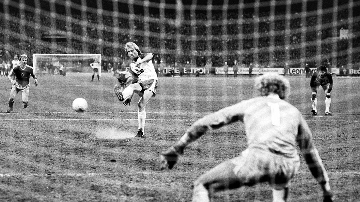 SÖREN LEBY: Titelrennen 1986. Werder Bremen empfängt Bayern München am vorletzten Spieltag zur entscheidenden Partie. Bis zur 88. Minute passiert nichts. Dann bekommen die Bremer einen unberechtigten Elfmeter zugesprochen, als Rudi Völler ein Handspiel von Bayerns Sören Leby reklamiert. Doch Werder nutzt die Chance nicht