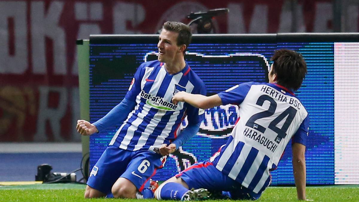 Genki Haraguchi (r.) ist der erste Gratulant für den Torschützen. Bis zur Pause passiert nicht mehr viel, die Hertha geht mit einer verdienten 1:0-Führung in die Kabine