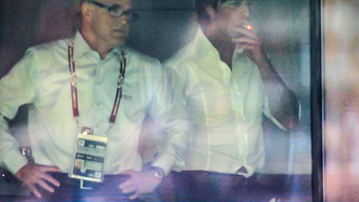 JOACHIM LÖW: Auch der Bundestrainer greift ab und zu zur Zigarette. Beim EM-Viertelfinale 2008 gegen Portugal sogar im Stadion. Wegen einer Spielsperre musste sich Löw das Spiel von der Tribüne aus anschauen. Um sich zu beruhigen, zündete er sich in einer Loge eine Kippe an