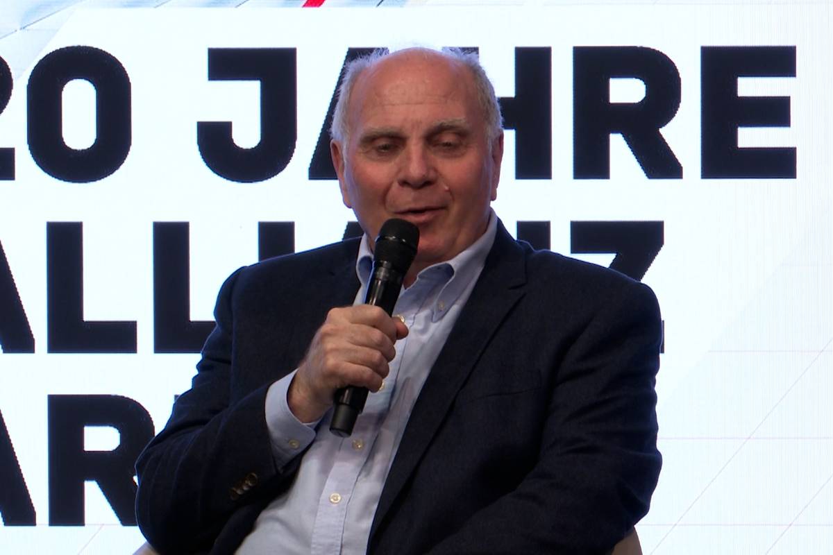 Uli Hoeneß konnte sich bei der Jubiläumsfeier "20 Jahre Allianz Arena" eine Spitze gegen 1860 München nicht verkneifen.