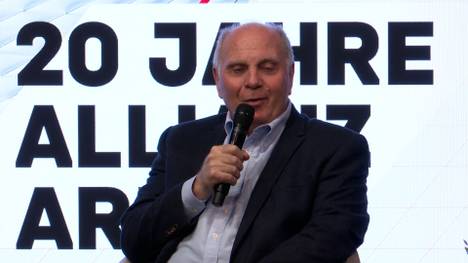 Uli Hoeneß konnte sich bei der Jubiläumsfeier "20 Jahre Allianz Arena" eine Spitze gegen 1860 München nicht verkneifen.