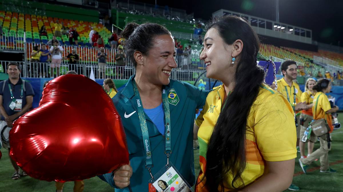 Romantisch wird es beim Rugby: Volunteer Marjorie Enya (r.) macht ihrer Partnerin Isadora Cerullo, die im brasilianischen Rugbyteam spielt, noch im Stadion einen Heiratsantrag 