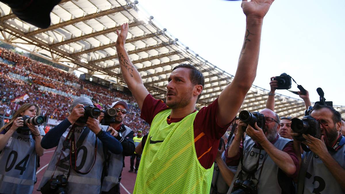 Schon als sich der Offensivspieler zum Warmmachen begibt, rasten die Roma-Fans aus. Totti kostet den Empfang sichtbar aus