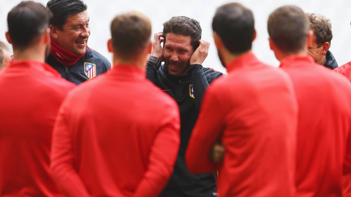 ATLETICO MADRID: Mario Götze, der sich bei Bayern nicht durchgesetzt hat zu dem Klub, der die Spieler niedergerungen hat, gegen die er sich nicht durchgesetzt hat? Klingt irrig, aber ganz so abwegig ist die Idee dann doch nicht. Atletico dürfte im Sommer seinen Offensivstar Antoine Griezmann verlieren und einen neuen brauchen. Götze könnte derjenige welcher sein