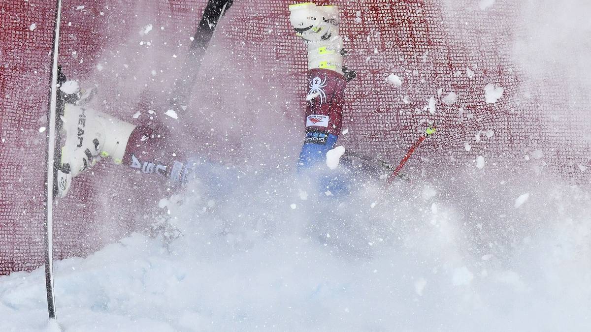 Wie gefährlich die Streif ist, zeigte sich während des Rennens auch zur Genüge, es gab mehrere spektakuläre Abflüge: Den US-Amerikaner Jared Goldberg erwischte es in der Traverse