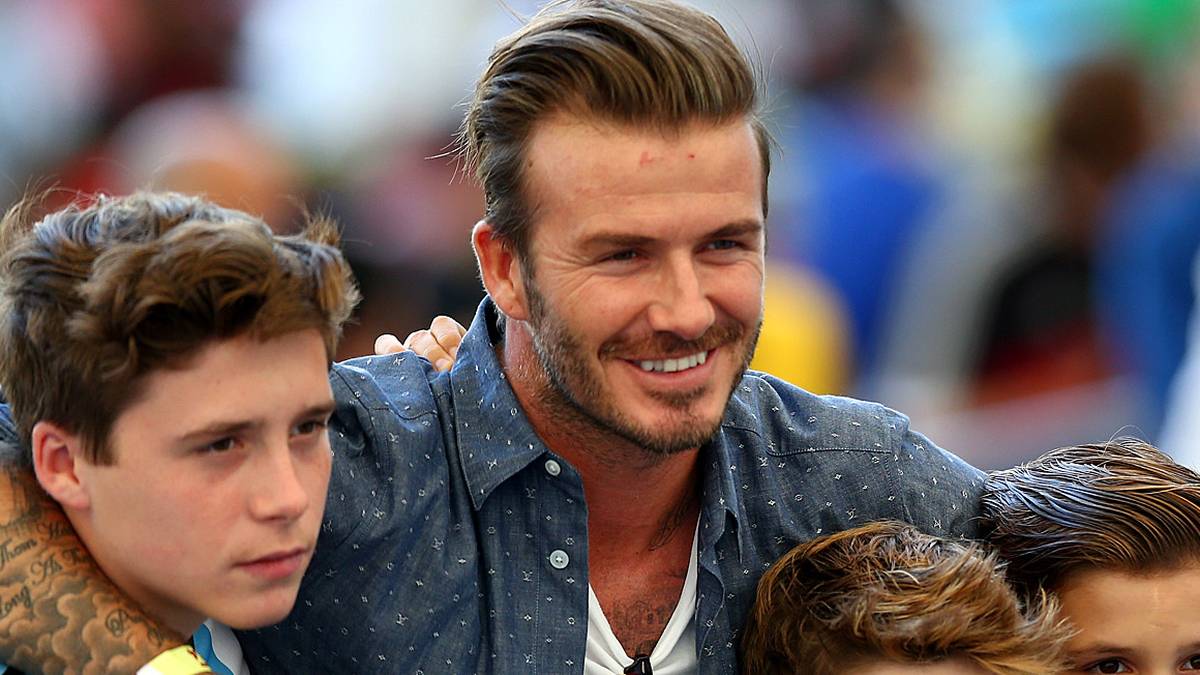 Der Name ist bekannt, das Gesicht ist neu: Brooklyn Beckham (l.) treibt seine Karriere im Fußballgeschäft voran. Er ist nicht der einzige Sprössling, der es auf der Spur seines Vaters probiert. SPORT1 blickt auf die Erben berühmter Fußball-Größen