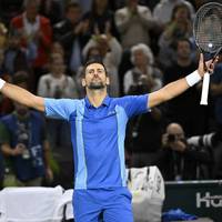 Novak Djokovic blickt auf eine erfolgreiche Karriere zurück. Daran können nun auch andere teilhaben, denn ein Schläger aus einem besonderen Grand-Slam-Triumph wird nun versteigert - eine enorme Gewinnsumme ist zu erwarten.