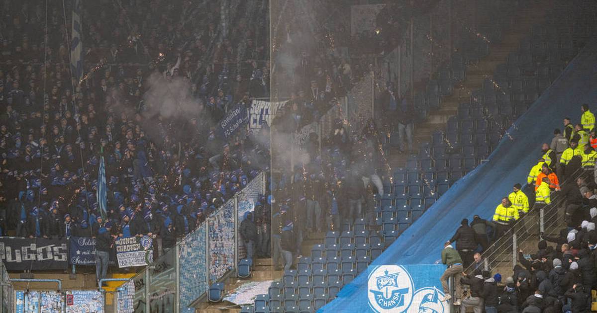 Ausschreitungen auf den Rängen: Schalke vs. Rostock lange unterbrochen